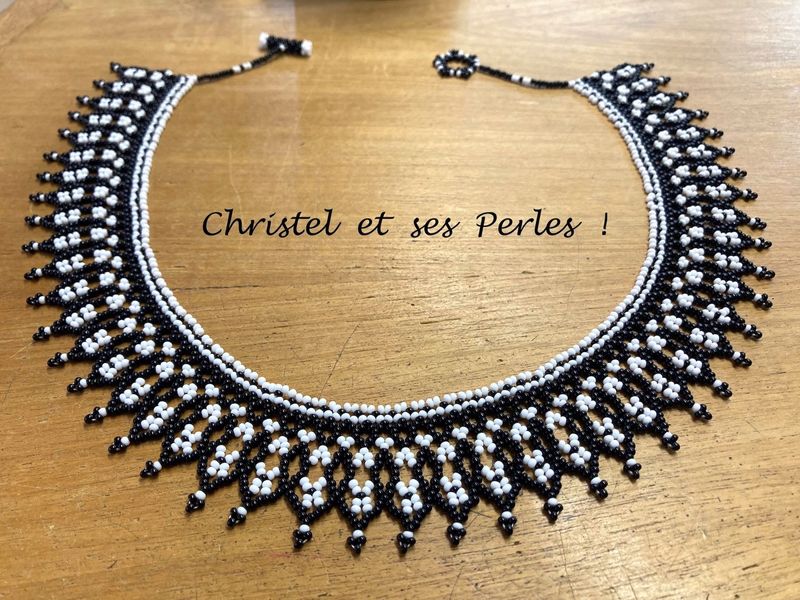 Collier perles dessiné noir et blanc