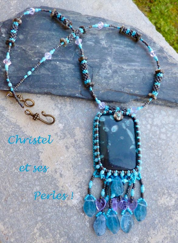 Collier Corail fossilisé rectangle, brodé