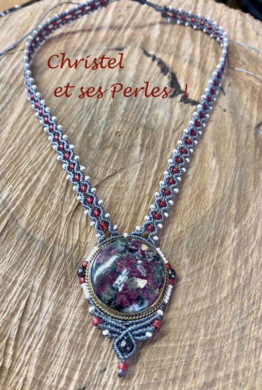 Collier macramé et Eudialite ronde et sertie