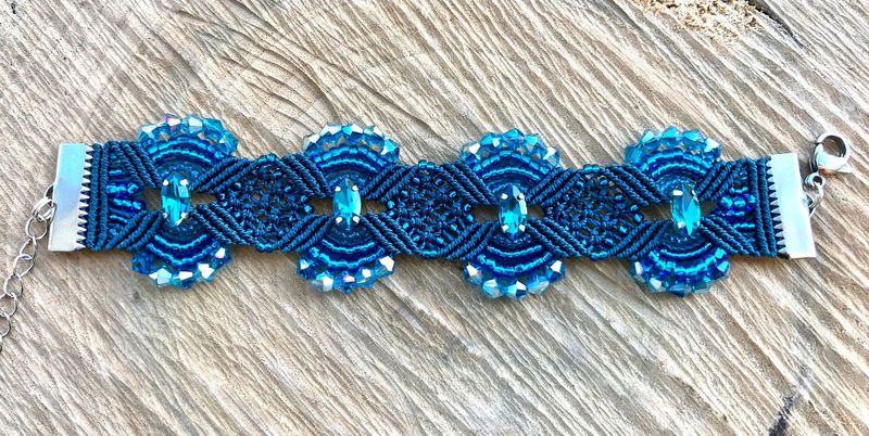 Bracelet macramé et cristal bleu nuit