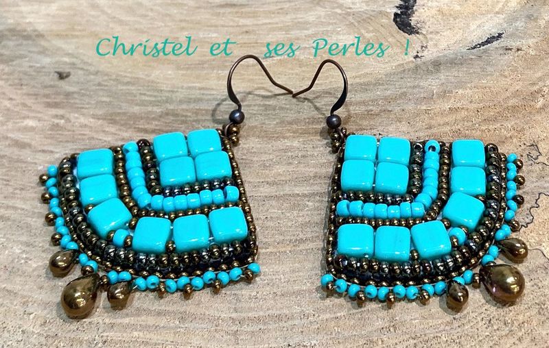 Boucles d'oreilles brodées sur cuir, perles de verre turquoise et cuivre