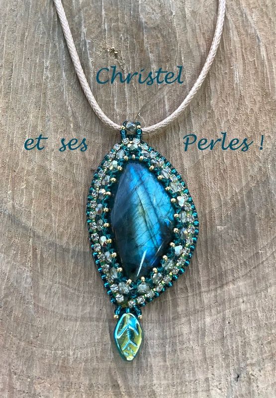 Pendentif Labradorite brodée et strass