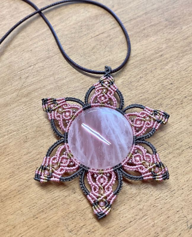 Pendentif macramé Fleur et Quartz rose