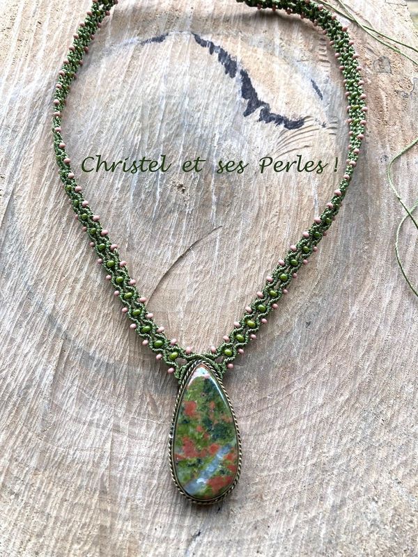 Collier macramé et Unakite serti de laiton