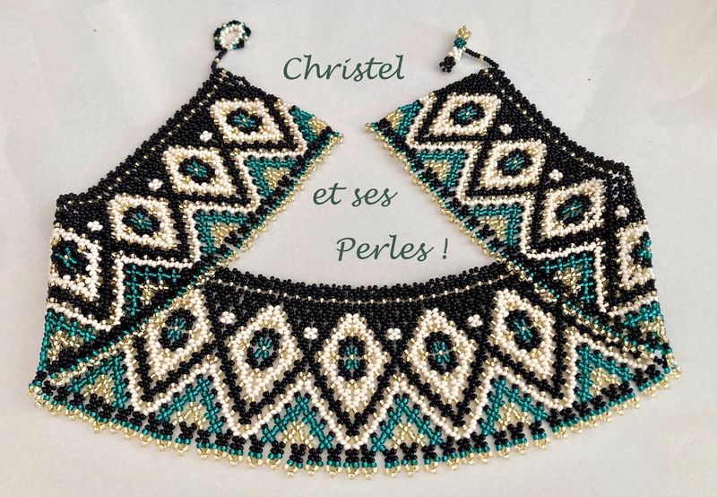 Collier perles géométrique vert emeraude, crème, doré et noir