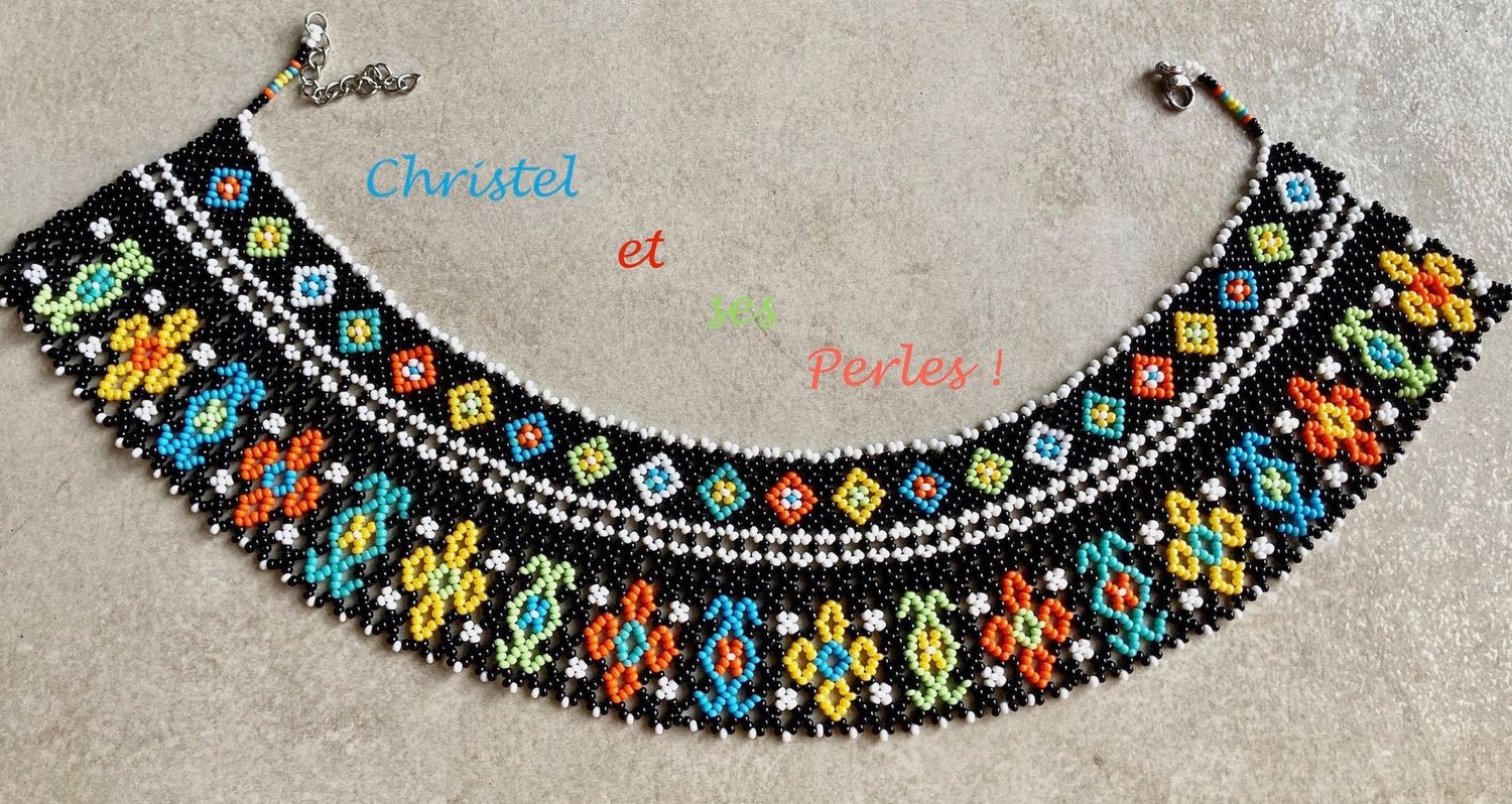 Collier perles motifs géométriques multicolores Collier perles motifs géométriques multicolores