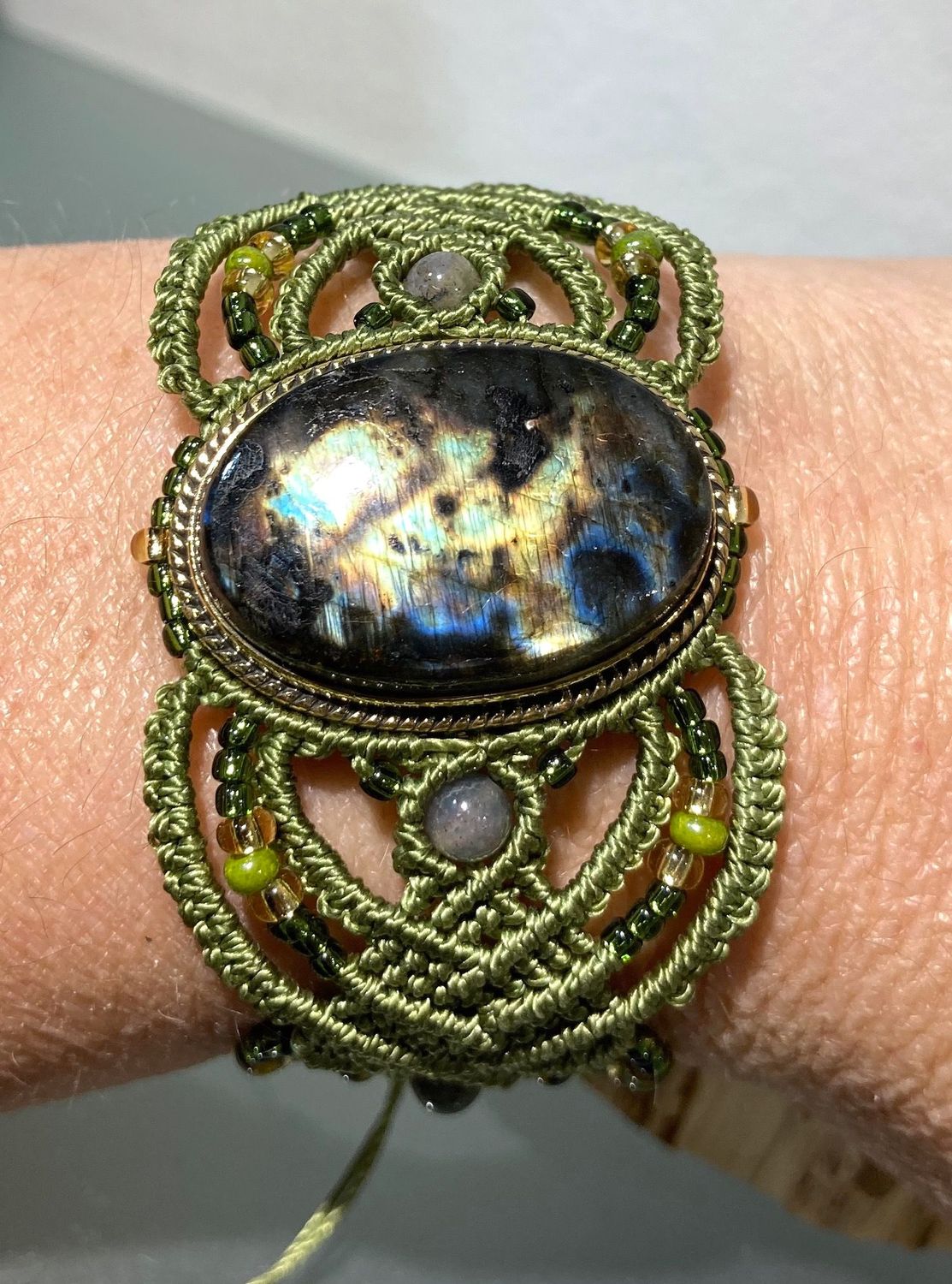 Bracelet macramé avec Labradorite, sertie laiton doré Bracelet macramé avec Labradorite, sertie laiton doré