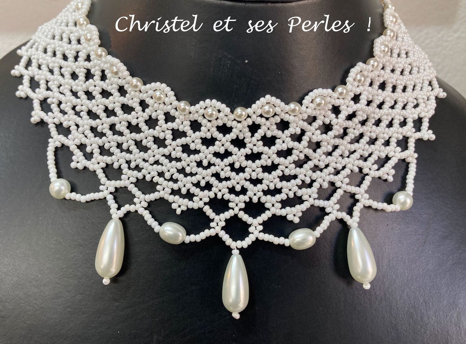 Collier dentelles perles blanches et gouttes nacrées