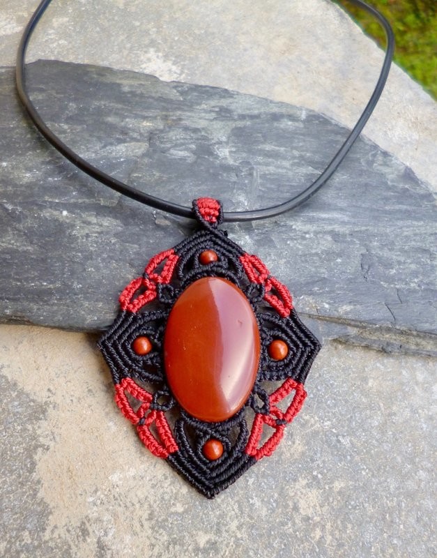 Pendentif macramé et jaspe rouge