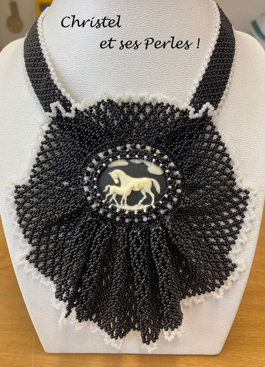 Collier Jabot, style Victorien,camée chevaux