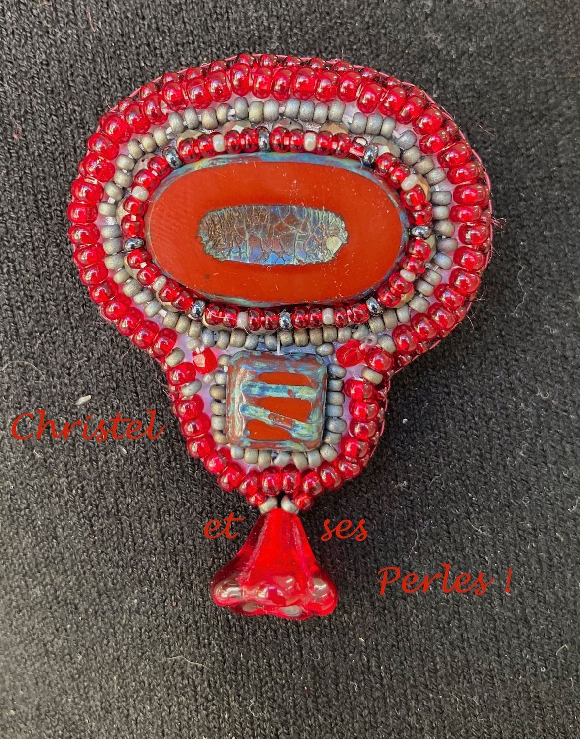 Broche rouge et perles de verre