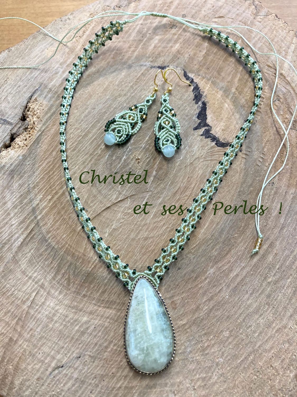 Parure macramé et Aigue Marine (collier + boucles d'oreilles) Parure macramé et Aigue Marine (collier + boucles d'oreilles)