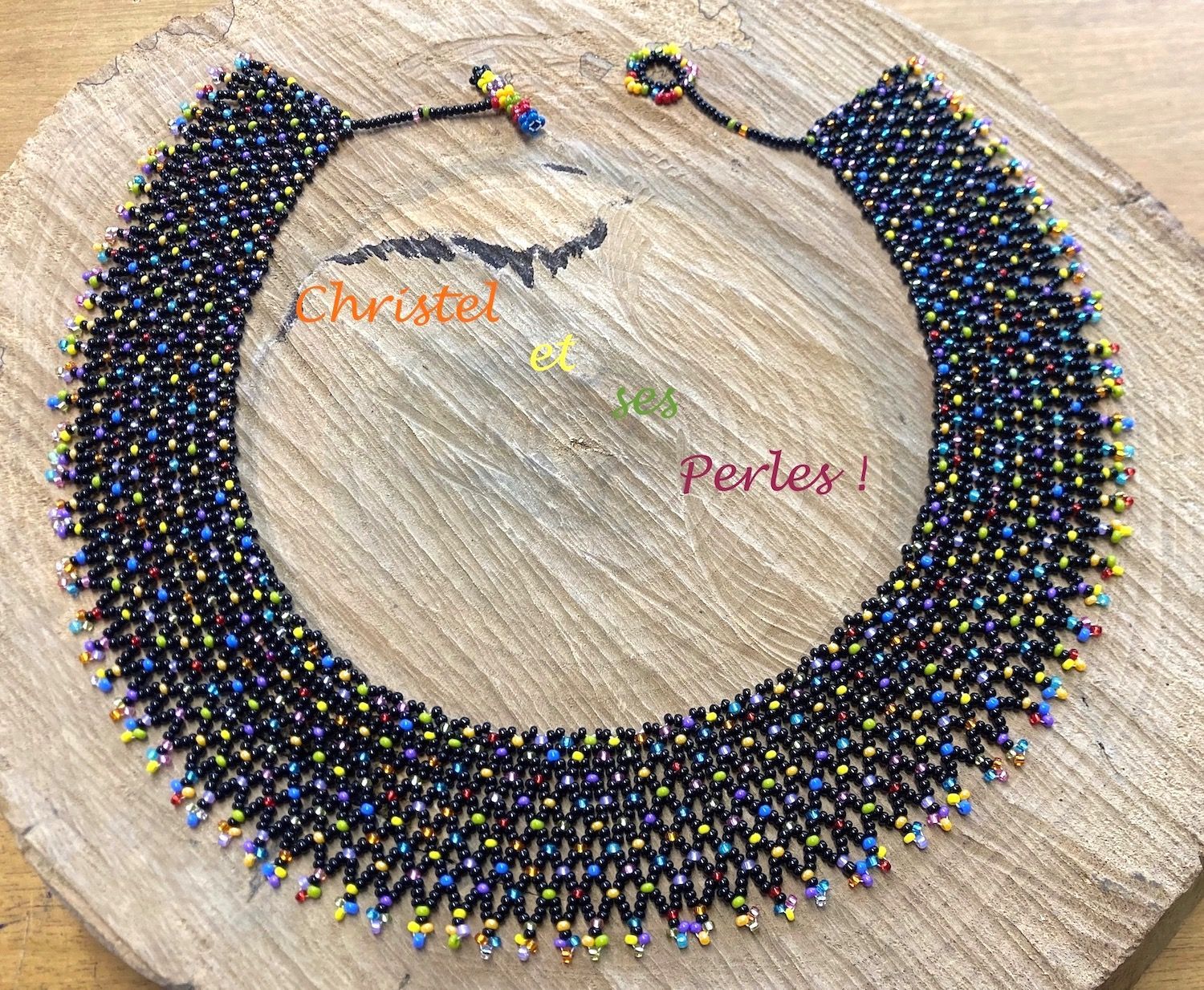 Confettis, collier large noir et multicolore