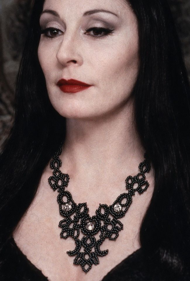 Morticia : Collier dentelle de perles et cristal