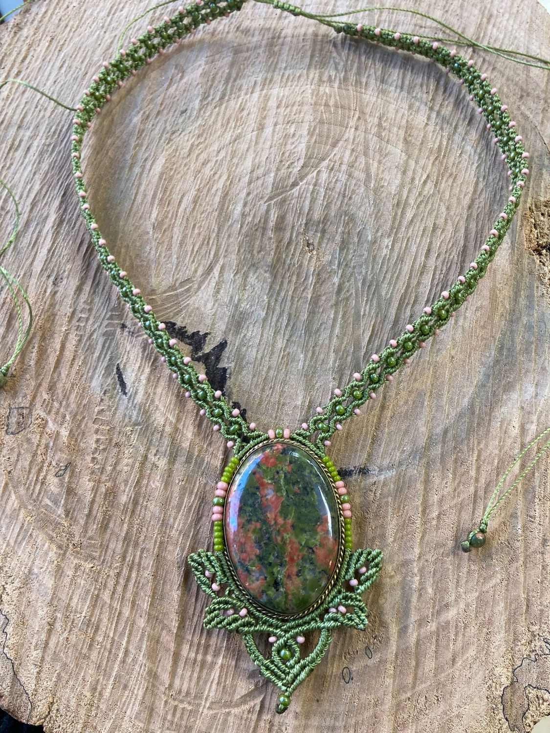 Collier macramé et Unakite Collier macramé et Unakite
