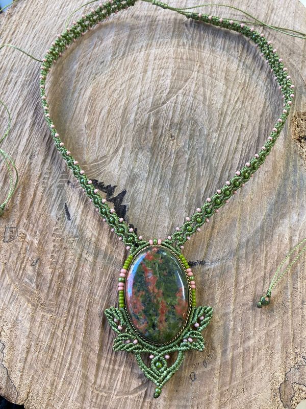 Collier macramé et Unakite