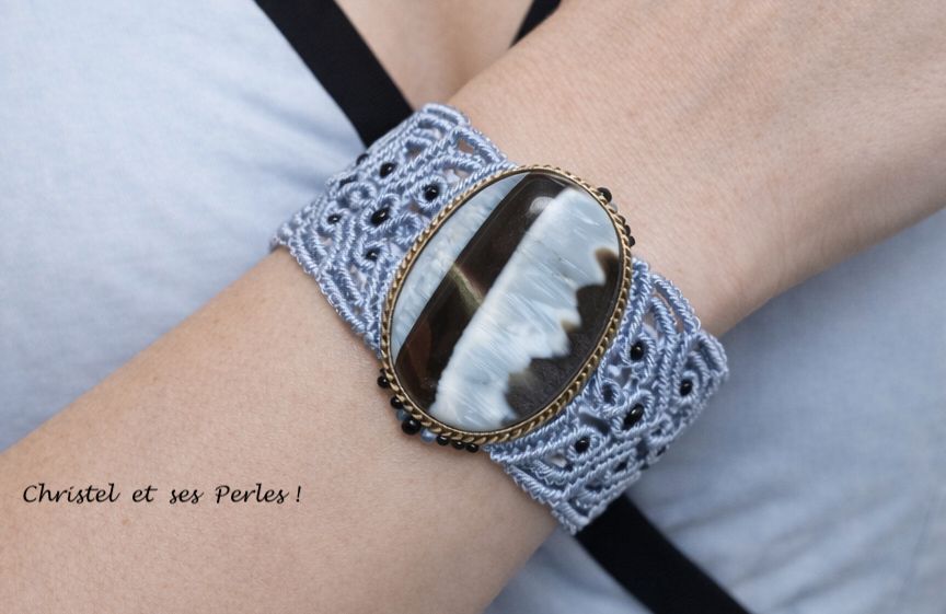 Bracelet manchette macramé baroque et Agate bleue noire