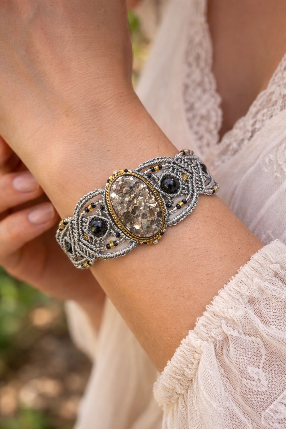 Bracelet macramé et Pyrite brute sertie Bracelet macramé et Pyrite brute sertie