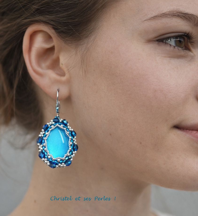 Boucles d'oreilles brodées bleues aquamarine Boucles d'oreilles brodées bleues aquamarine