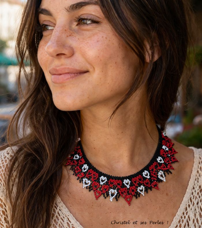 Collier perles coeurs rouge noir blanc