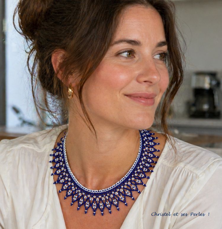 Collier perles tissé, géométrique, Bleu marine blanc