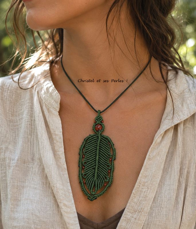 Pendentif macramé feuille et jaspe rouge
