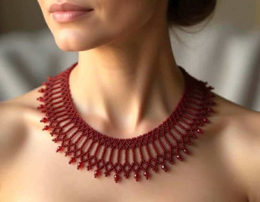 Collier perles tissé, dentelle rouge rubis ou blanche
