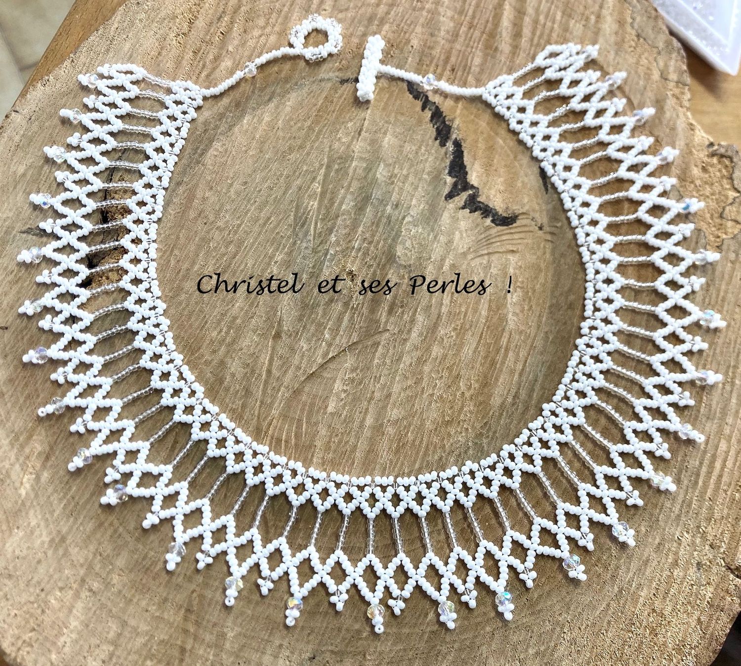 Collier perles tissé, dentelle rouge rubis ou blanche Collier perles tissé, dentelle rouge rubis ou blanche
