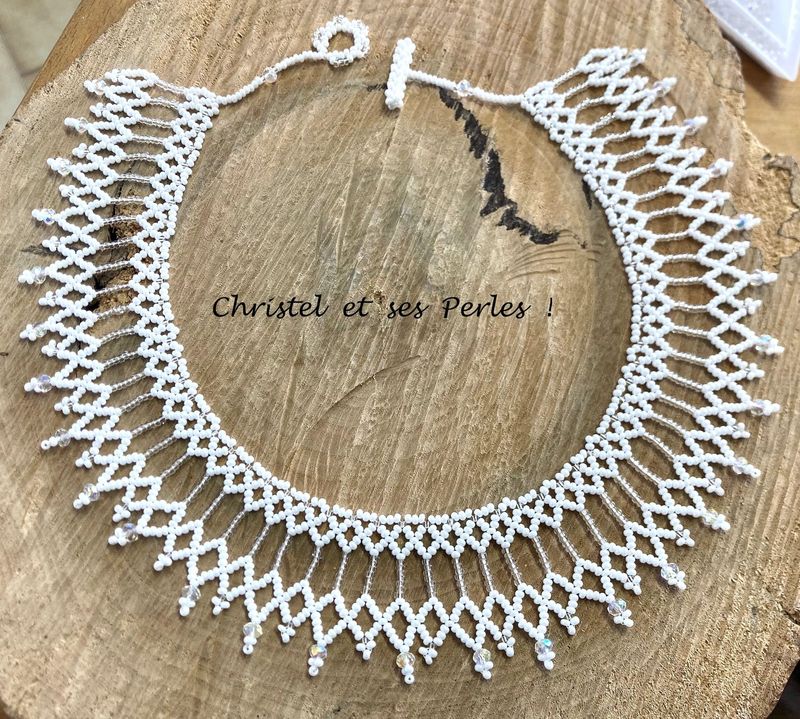 Collier perles tissé, dentelle rouge rubis ou blanche