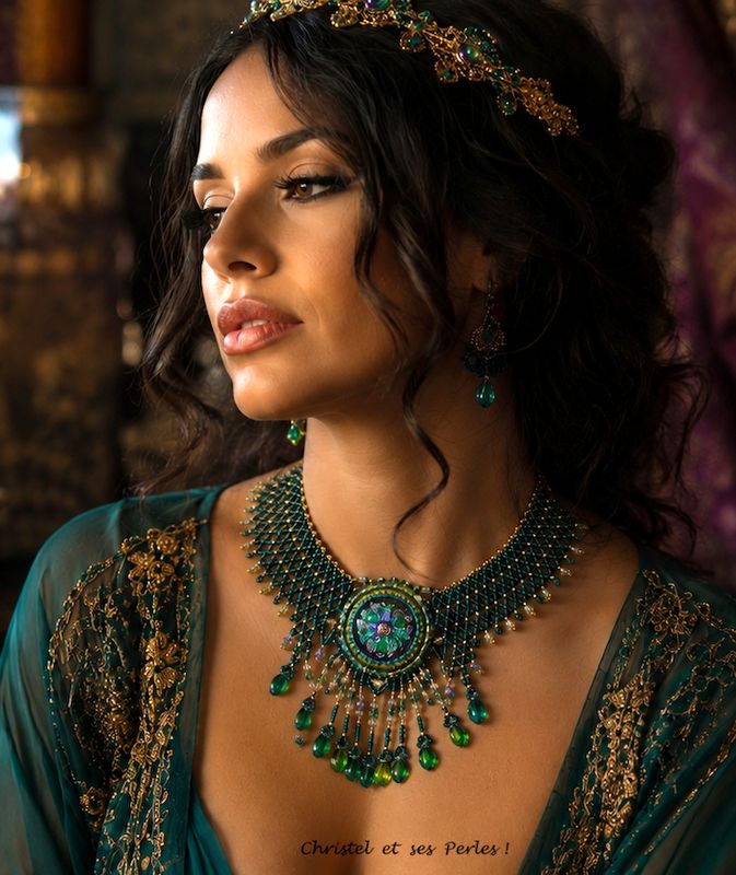 Shéhérazade, Collier perlé large et baroque, vert emeraude et doré