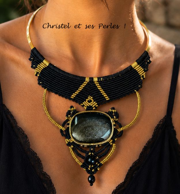 Eclipse : Collier plastron en macramé et Obsidienne Dorée Eclipse : Collier plastron en macramé et Obsidienne Dorée