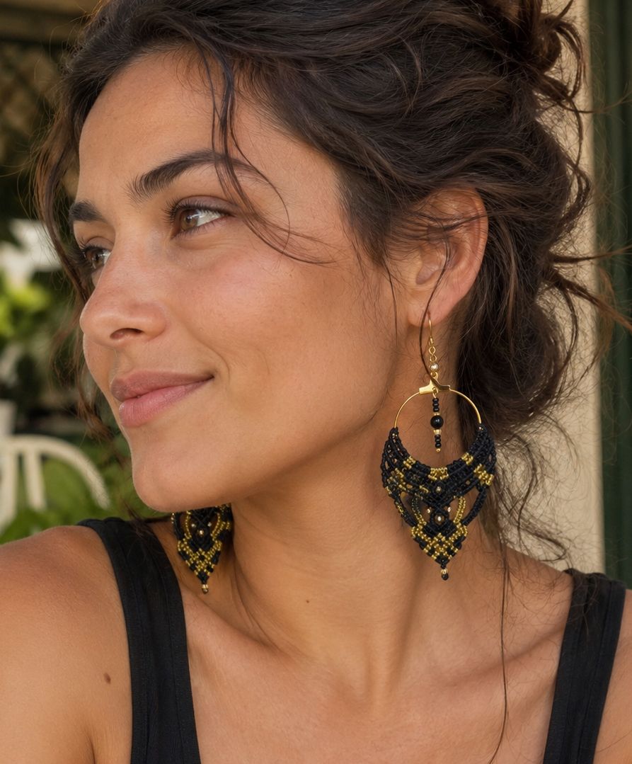 Boucles d'oreilles macramé Elfiques noires et dorées sur créoles Boucles d'oreilles macramé Elfiques noires et dorées sur créoles
