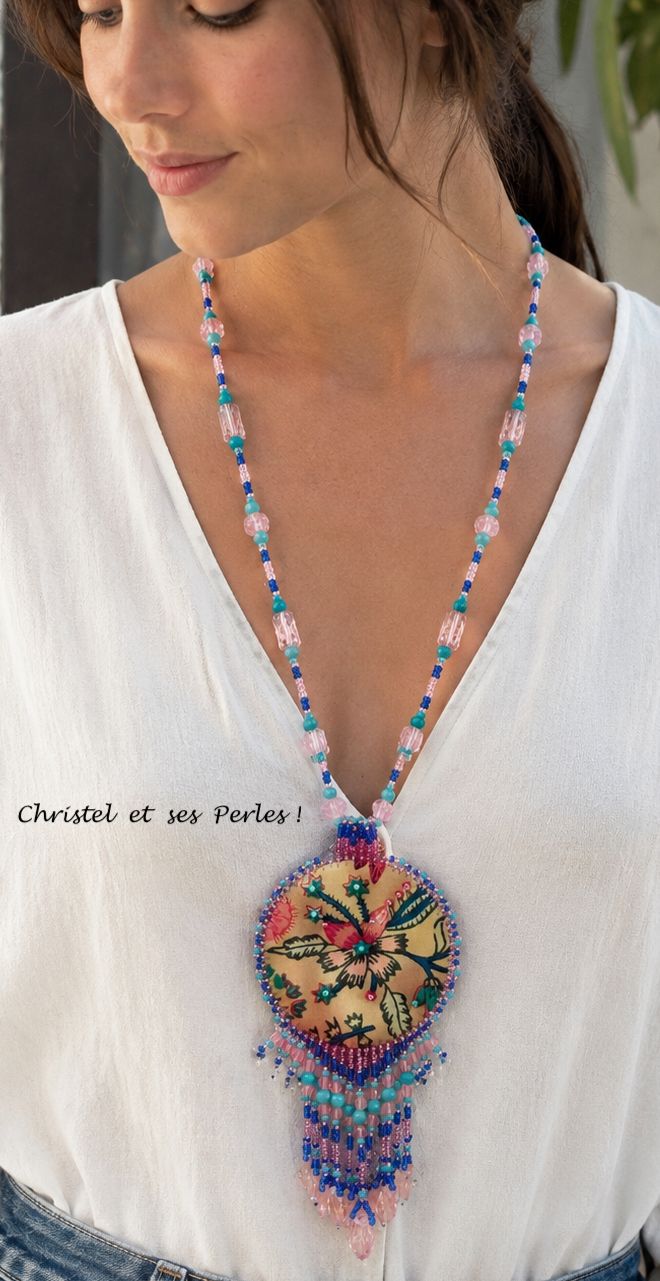 Fleur Nomade : Collier long avec pendentif tissu fleuri Fleur Nomade : Collier long avec pendentif tissu fleuri
