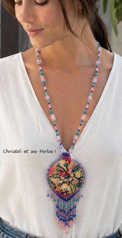 Fleur Nomade : Collier long avec pendentif tissu fleuri