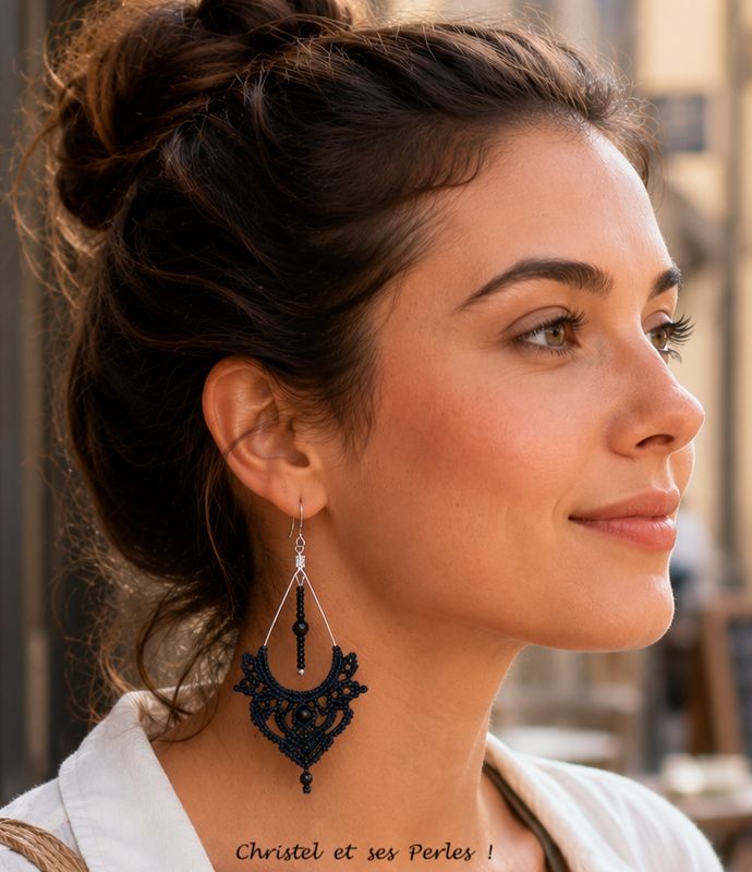 Boucles d'oreilles macramé Elfiques noires sur créoles