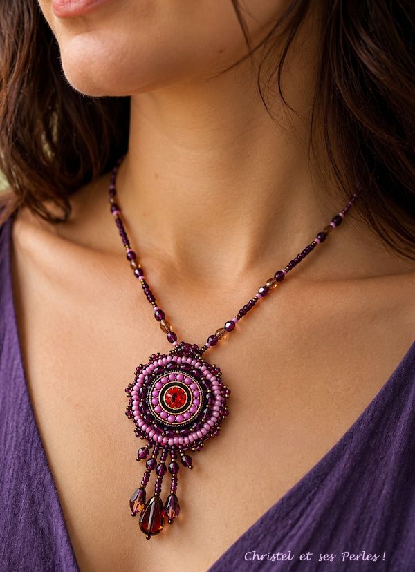 Anouk : Pendentif métal émaillé brodé Anouk : Pendentif métal émaillé brodé