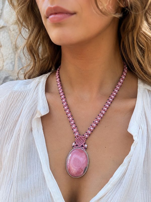 Collier artisanal en micro-macramé et Opale rose naturelle – Pièce unique