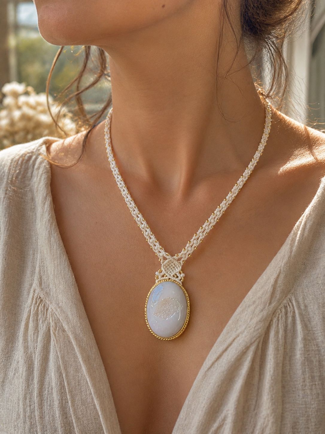 Collier en macramé avec druse d’onyx blanc – Bijou artisanal fait main