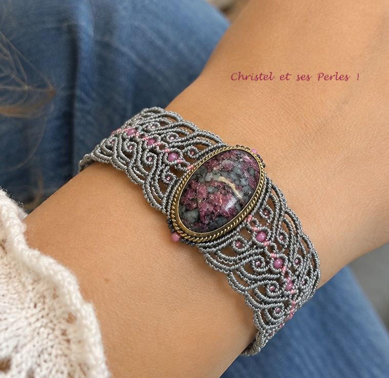 Bracelet macramé baroque et Eudialite sertie Bracelet macramé baroque et Eudialite sertie