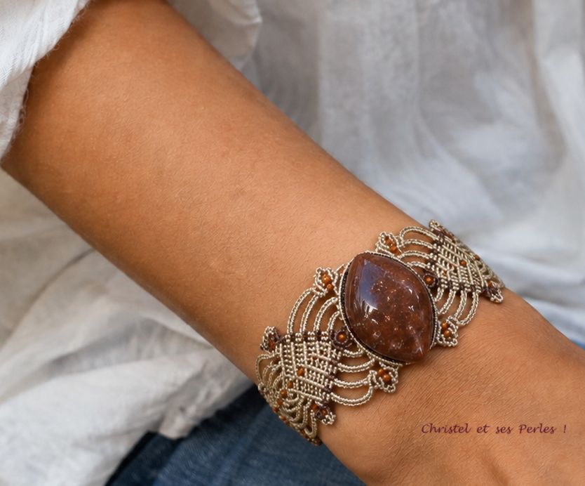 Bracelet en micro-macramé et bois fossilisé de Madagascar