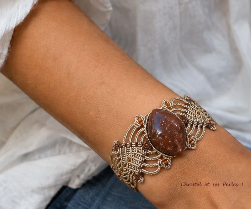 Bracelet en micro-macramé et bois fossilisé de Madagascar Bracelet en micro-macramé et bois fossilisé de Madagascar