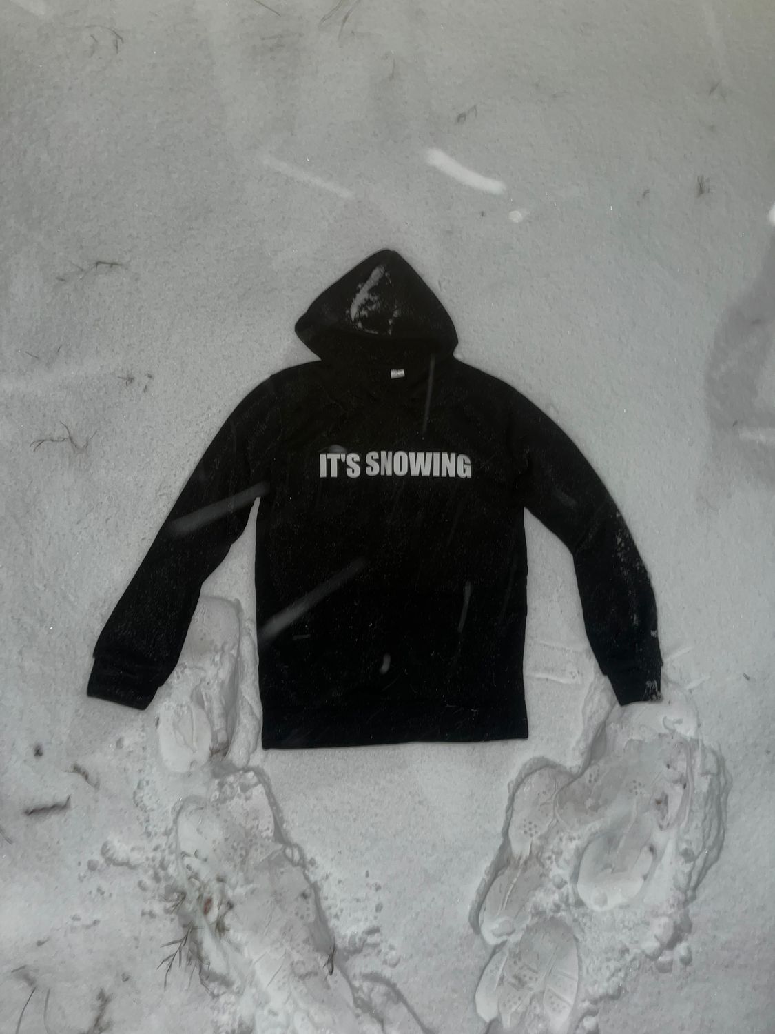 IT'S SNOWING HOODIE