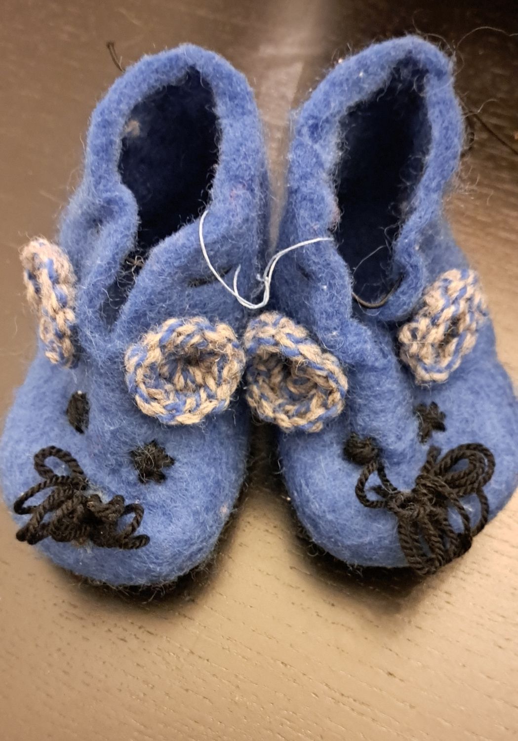 Håndlagde tøfler av tovet ull