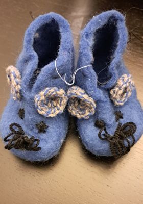 Håndlagde tøfler av tovet ull
