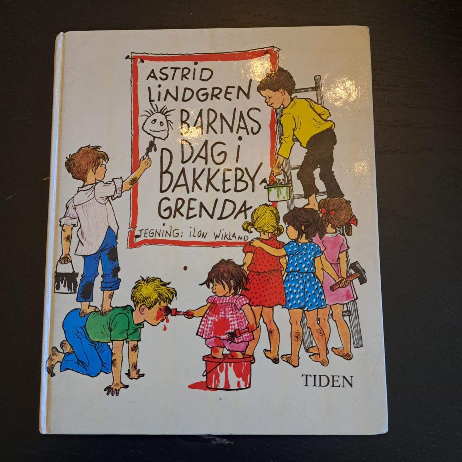 Astrid Lindgren «Barnas dag i Bakkebygrenda» Bok/Book