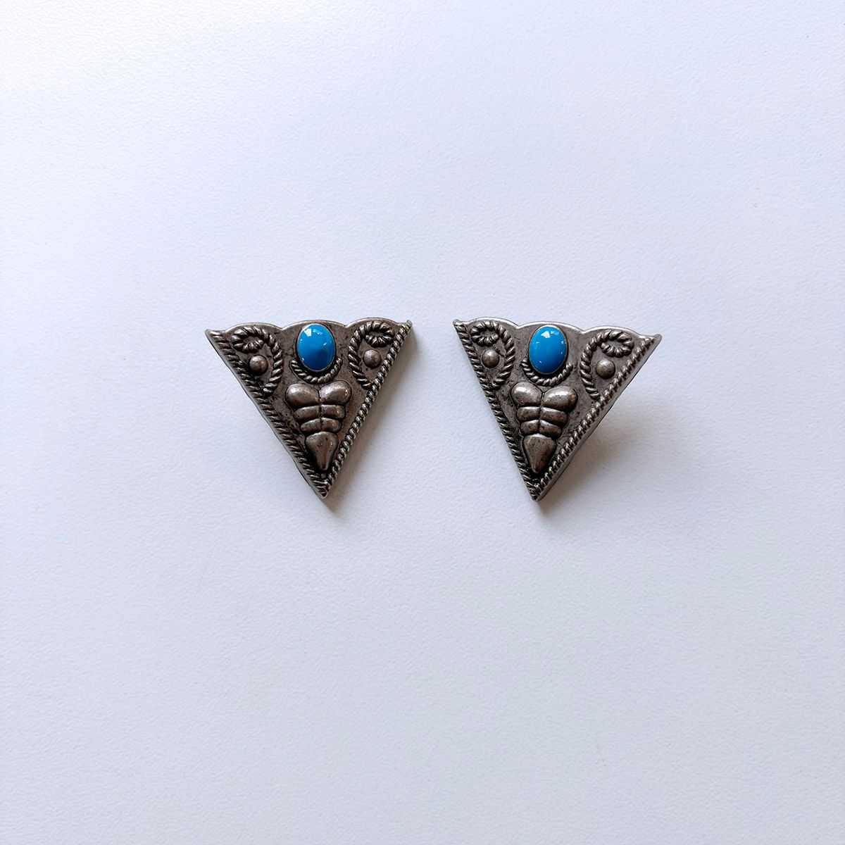 Blue Enamel Triangle Arrowhead Collar Tip Brooch 1 Pair With Screws CT-MN06BL
