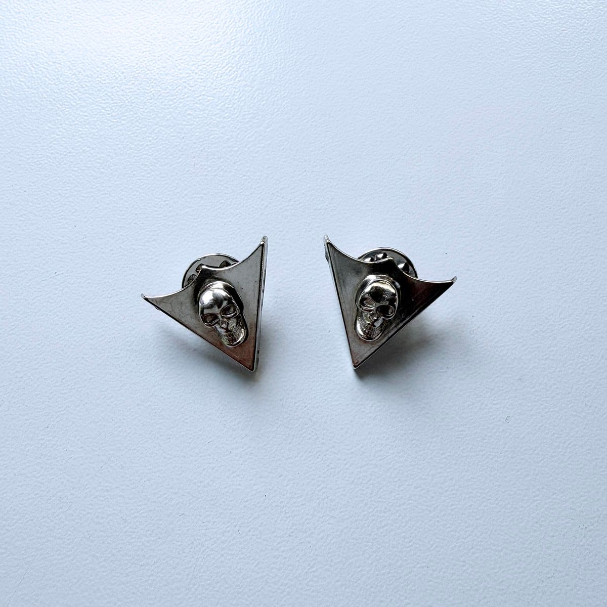 Bright Silver Skull on the Shied Collar Tip Brooch 1 Pair With Screws CT-MN03BR