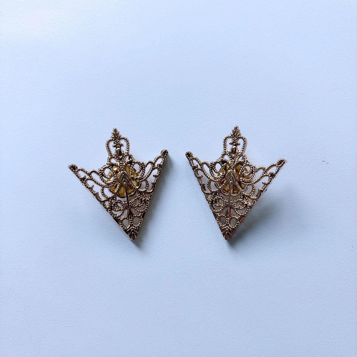 Gold Color Plated Arrow Cross Knot Collar Tip Brooch 1 Pair With Screws CT-MN04GD