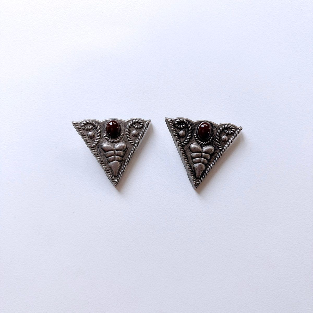 Red Enamel Triangle Arrowhead Collar Tip Brooch 1 Pair With Screws CT-MN06RD