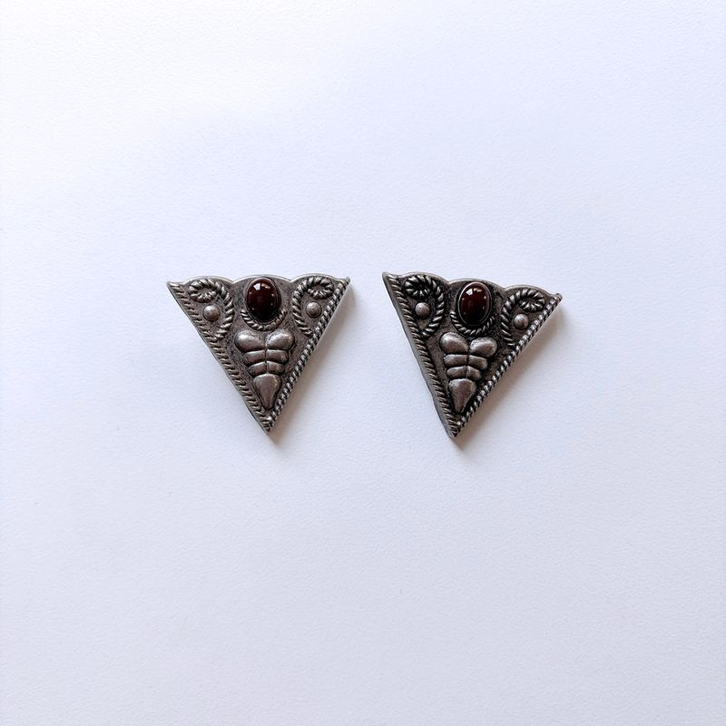 Red Enamel Triangle Arrowhead Collar Tip Brooch 1 Pair With Screws CT-MN06RD